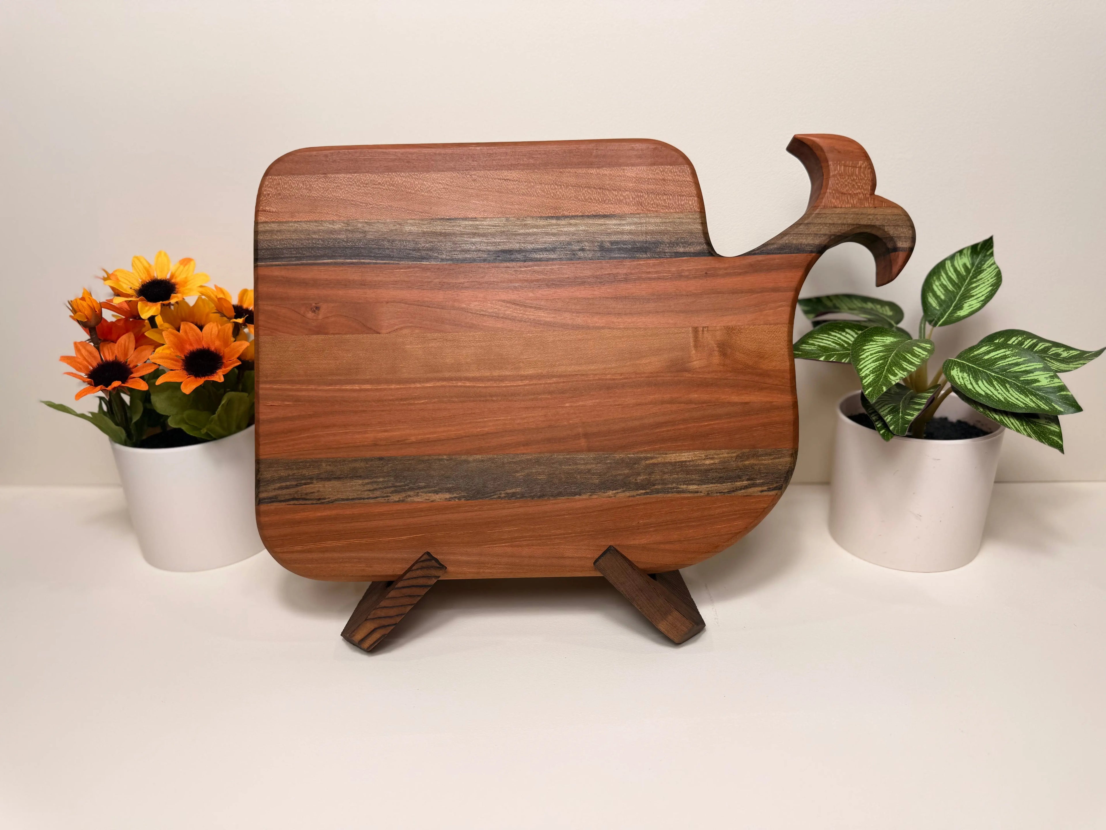 Whale-shaped serving board in cherry and walnut wood with carved handle